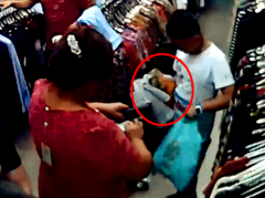 女子给了一件衣服钱却带走两件 被监控拍下