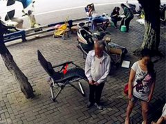 女店员大意将手机放椅子上 被白发大爷拿走