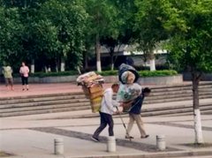 老夫妻背满废品 相互搀扶一路相伴