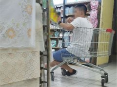 神操作！“巨婴”男子将购物车当滑板车