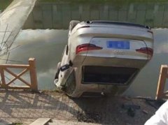 小车失控“耍杂技” 四脚朝天挂河边