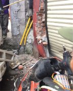 货车失控直冲路边店铺 水泥门框被撞裂