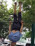 服不服？七旬大爷单杠倒立轻松加愉快