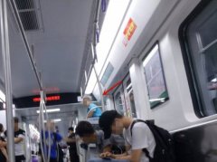 任性！“熊孩子”车厢内高坐行李架上不拉扶手