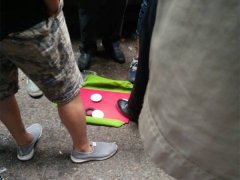 重庆街头现“踩钱”游戏   网友：小心套路