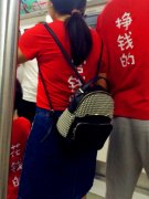 一家三口穿亲子服站车厢里 引目击乘客羡慕不已