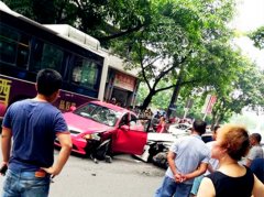 2小车1公交当街相撞 现场惨烈引围观