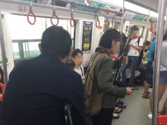 女子车厢内拉二胡  向乘客乞讨