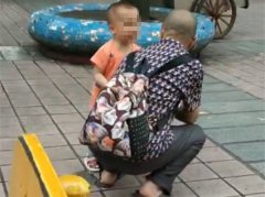 大爷听孩童口令又趴又跪引争议 市民：不太像话