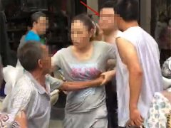 男子嫌大爷门前卖鱼挡道 一气之下挑起“全武行”