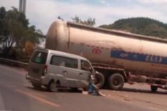 面包车撞上罐车车头面目全非 现场触目惊心