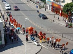 重庆街头现“骑马抬轿”式接亲  路人：时尚环保有意义