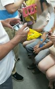 男子车厢内偷拍美女大腿  被同车乘客拍下