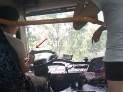 公交司机左手开车 右手拿着手机