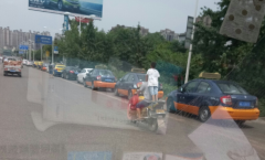 放飞自我？摩托疾驰男孩竟站后座上