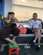 大人小孩将座椅当床  乘客：睡姿也是没谁了