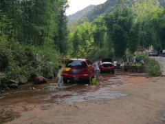 车主用景区河水洗车 各类工具齐上阵
