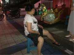 饮料从天而降  重重砸中老人的腿