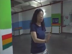 女子在车库转弯撞上茶几   被业主讽刺车技不过关
