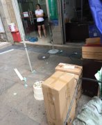 女子被从天而降的窗户砸中   现场血迹斑斑