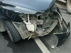 黑色小车与罐车相撞  车头几乎撞烂