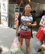 聊天许久 女子突然察觉装着2400元现金和手机的包不见了