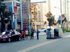 面包车“怼”上轿车弹开 侧翻在路上