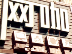 男子“掩耳盗铃”网吧偷手机 监控拍下尴尬瞬间