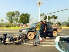 摩托和皮卡车相撞  男子倒地不起