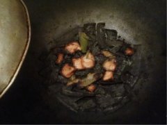 厨房里的锅冒出浓浓黑烟  “喵星人”通知主人灭火