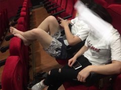 男子电影院内将脚搭在前排座椅   女友劝阻后依旧不改