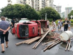 三轮车和出租车发生碰撞 货物撒落一地