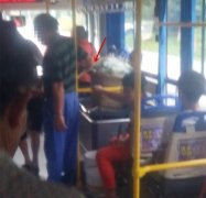 男子将背篓放在座椅上   司机劝阻也不听