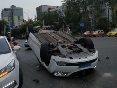 尴尬！白色小车“四脚朝天”躺在路上