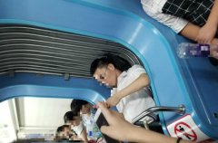 眼镜小哥睡在轻轨车厢连接处  乘客：买的卧铺票？
