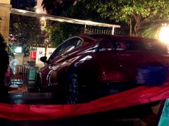 轿车卡在小区出入口的梯坎上 进退两难很尴尬