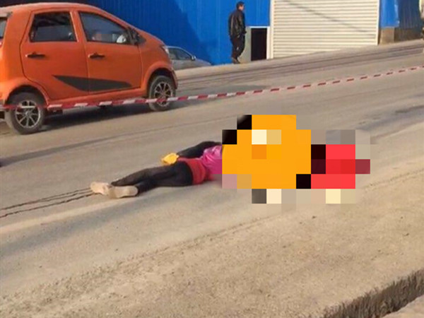 小女孩过马路遭大车碾压躺在地上一动不动